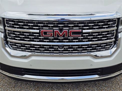 Used 2021 GMC Acadia Denali w/ Denali Technology Package FWD image 3