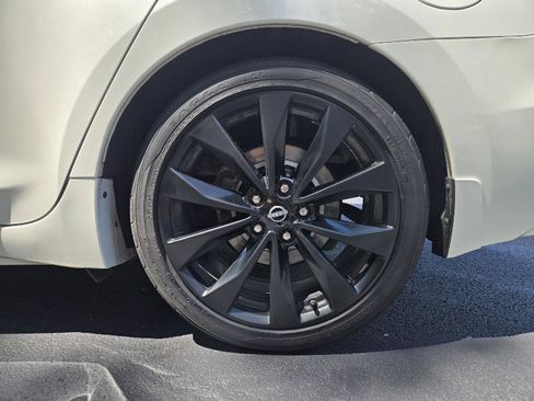 Used 2023 Nissan Maxima SR w/ Sport Mat Group FWD image 10