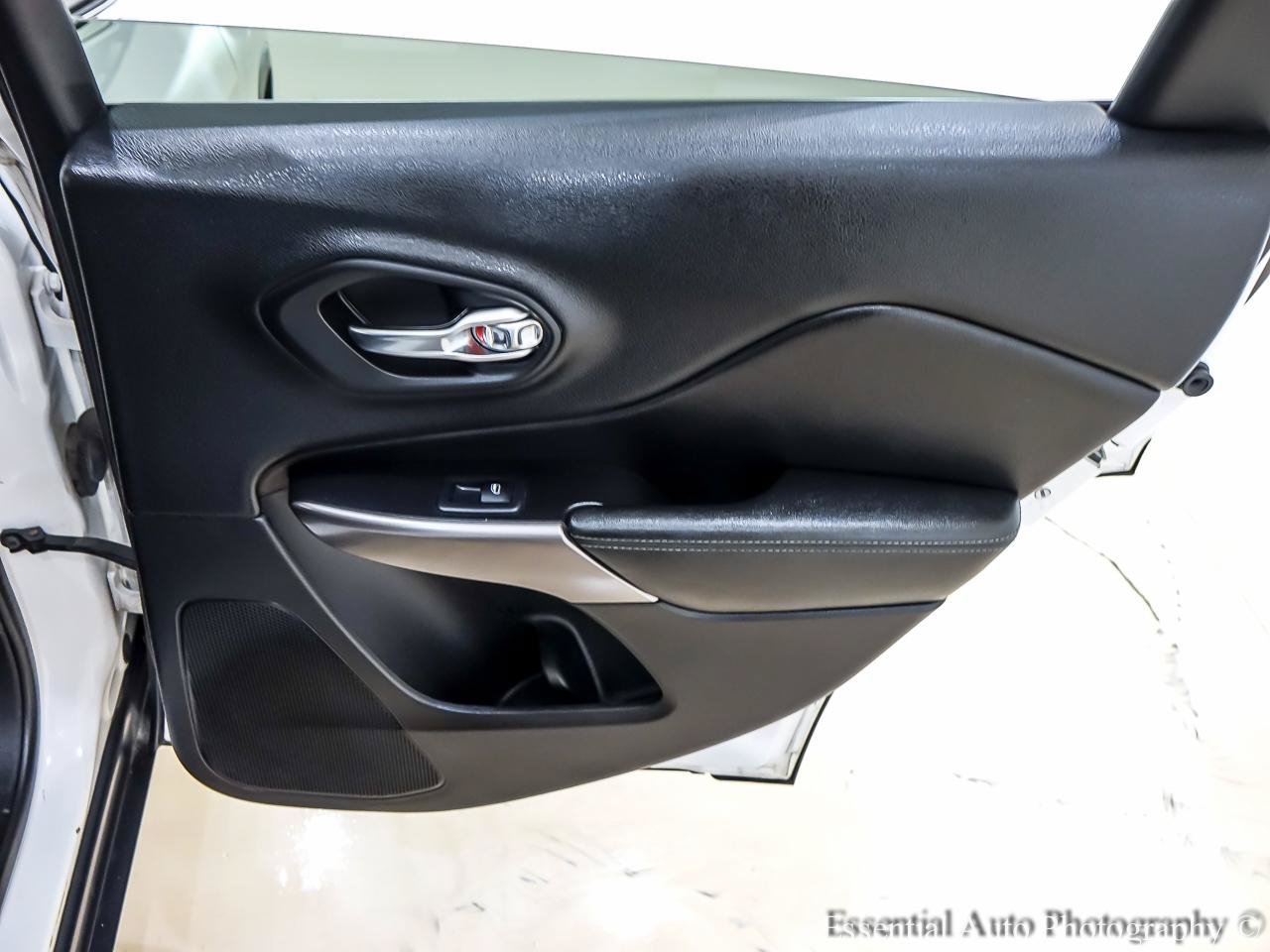 Used 2019 Jeep Cherokee Limited AWD/4WD image 28