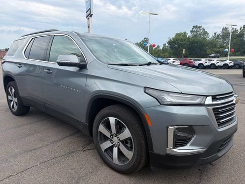 Used 2023 Chevrolet Traverse LT w/ LT Premium Package FWD image 3