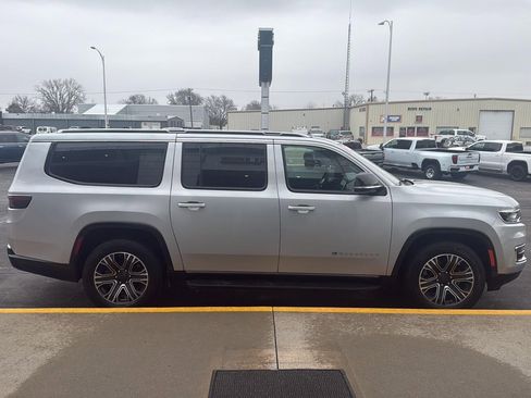 Used 2024 Jeep Wagoneer L Series II w/ Flexible Seating Group image 6