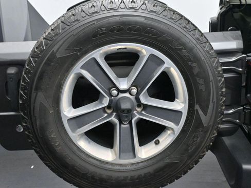 Used 2018 Jeep Wrangler Unlimited Sahara w/ Cold Weather Group AWD/4WD image 31