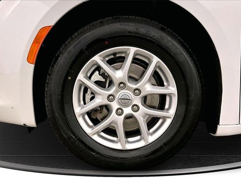 Used 2023 Chrysler Voyager LX image 33