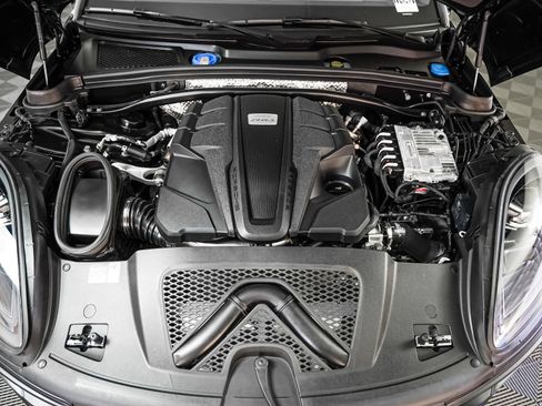 Used 2025 Porsche Macan S image 13