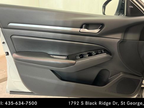 Used 2024 Nissan Altima 2.5 SR FWD image 14