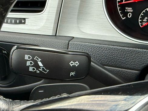 Used 2016 Volkswagen Golf S image 27