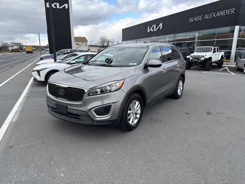 Used 2017 Kia Sorento LX w/ LX Convenience Package image 8
