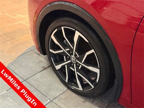 Used 2025 Toyota Prius Plug-In Hybrid image 8