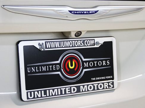 Used 2019 Chrysler Pacifica Limited w/ Tire & Wheel Group FWD image 11