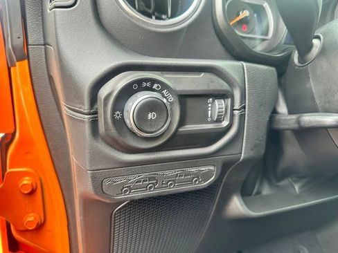 Used 2025 Jeep Wrangler Unlimited Sahara AWD/4WD image 32