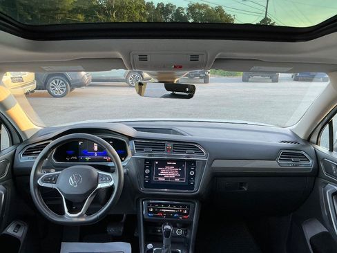 Used 2022 Volkswagen Tiguan SE w/ Panoramic Sunroof Package FWD image 15