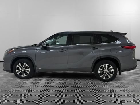 Used 2021 Toyota Highlander XLE AWD/4WD image 2