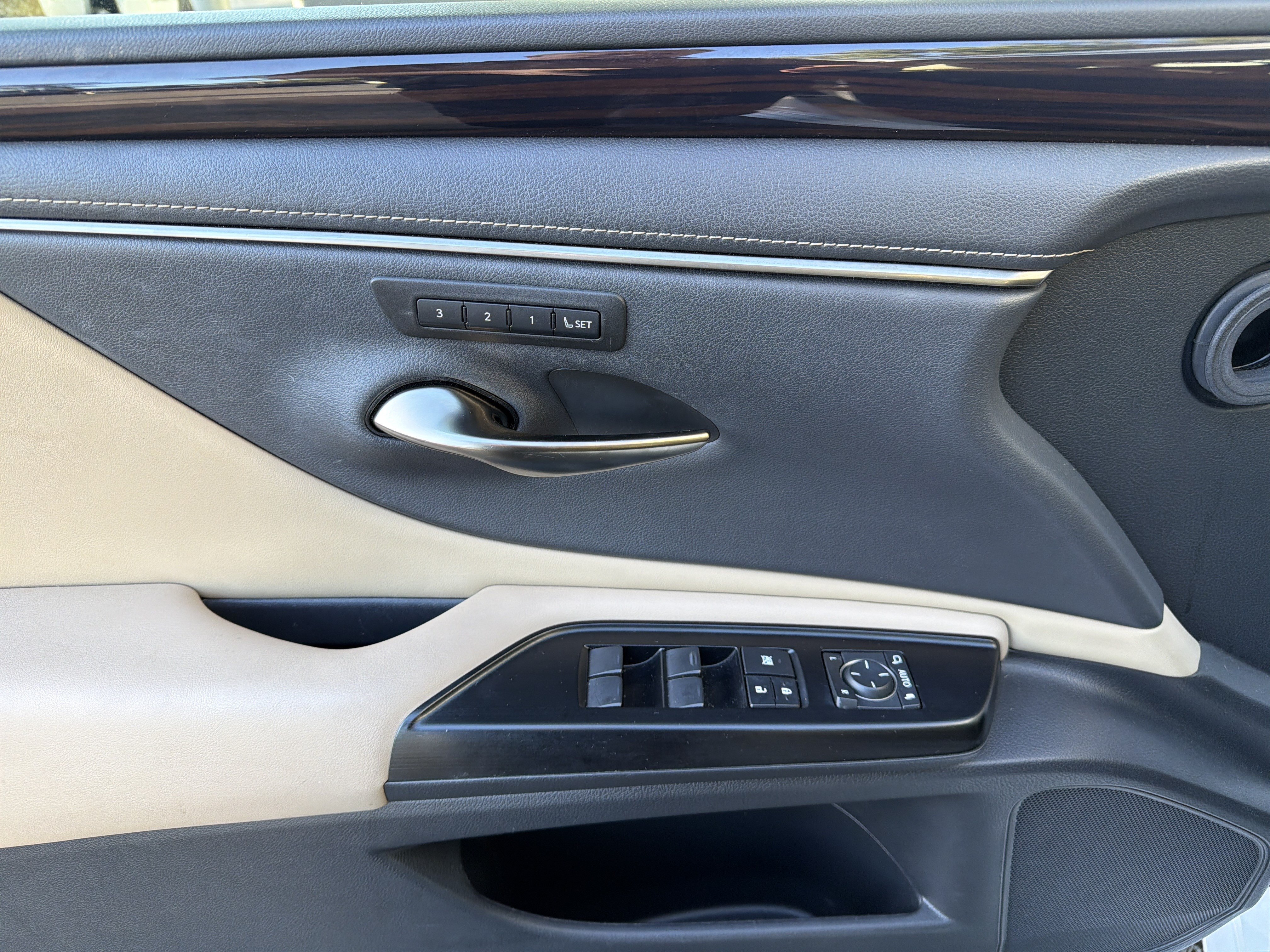 Certified 2020 Lexus ES 300h w/ Premium Package FWD image 13