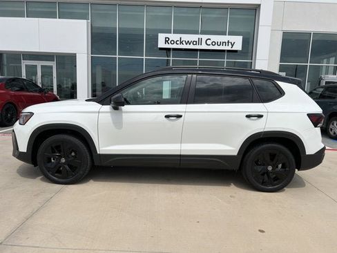 New 2025 Volkswagen Taos SE image 3