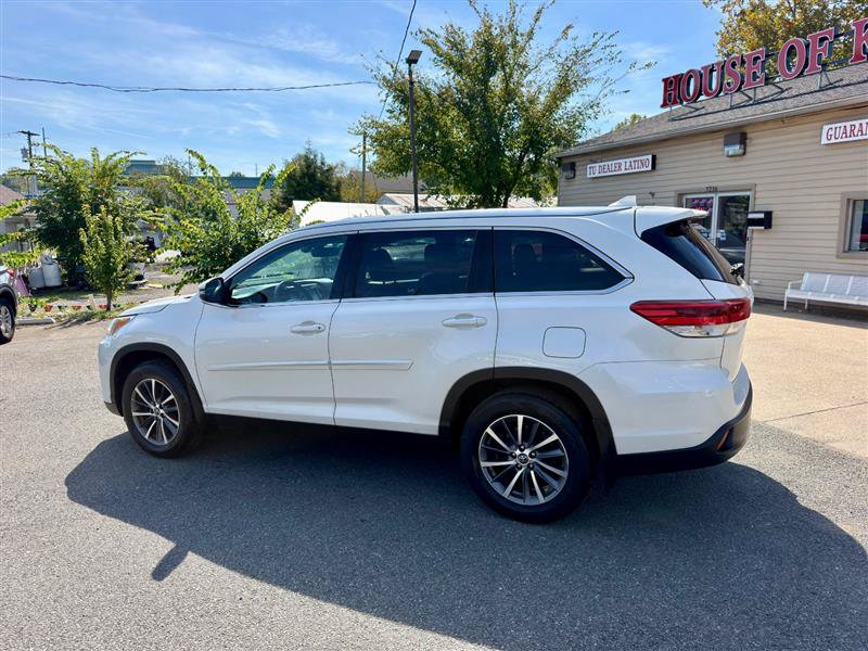 Used 2019 Toyota Highlander XLE AWD/4WD image 2