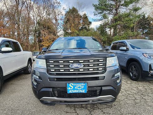 Used 2017 Ford Explorer XLT w/ Equipment Group 202A image 6