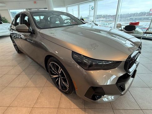 Used 2025 BMW 550e xDrive w/ Premium Package image 1