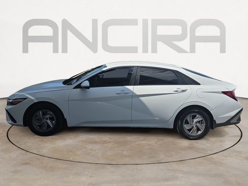 Used 2025 Hyundai Elantra SE FWD image 4