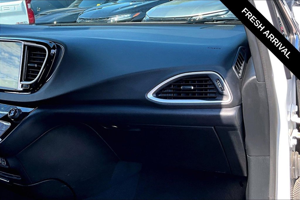 Used 2025 Chrysler Pacifica Select FWD image 25