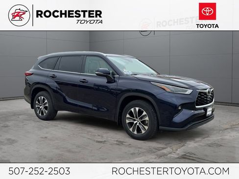 Used 2023 Toyota Highlander XLE AWD/4WD image 1