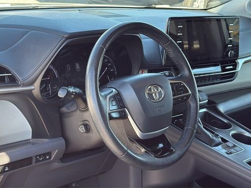 Used 2021 Toyota Sienna Limited image 7