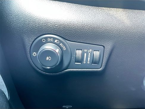 Used 2024 Jeep Compass Latitude image 10