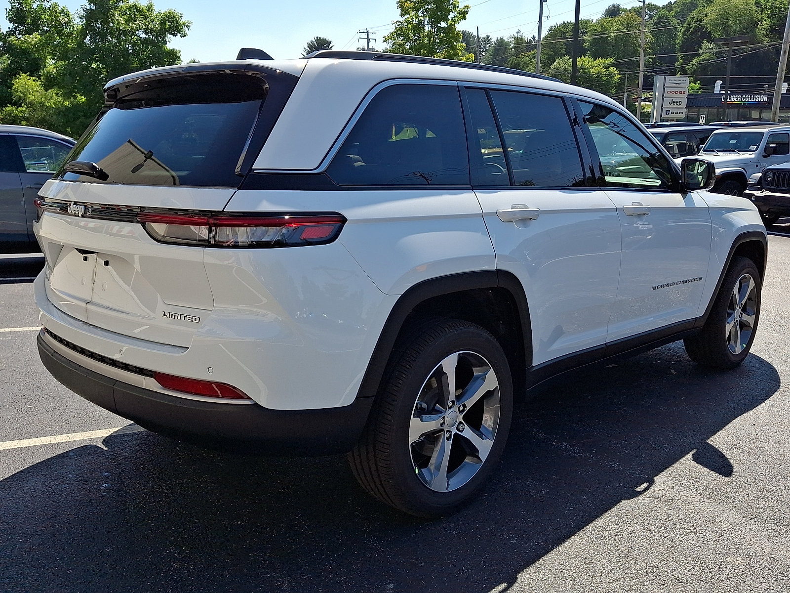 New 2026 Jeep Grand Cherokee Limited w/ Trailer Tow Package AWD/4WD image 3