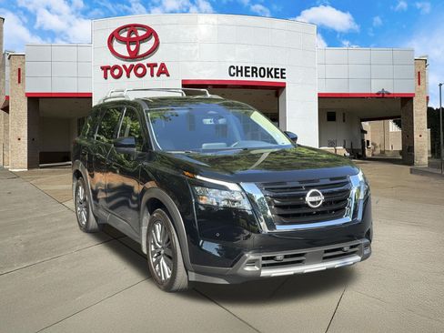 Used 2025 Nissan Pathfinder SL w/ SL Premium Package FWD image 3