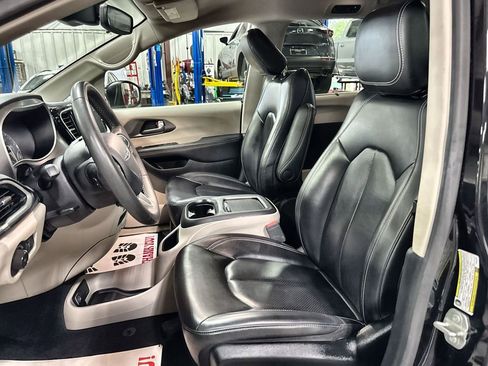 Used 2023 Chrysler Pacifica Touring-L FWD image 12