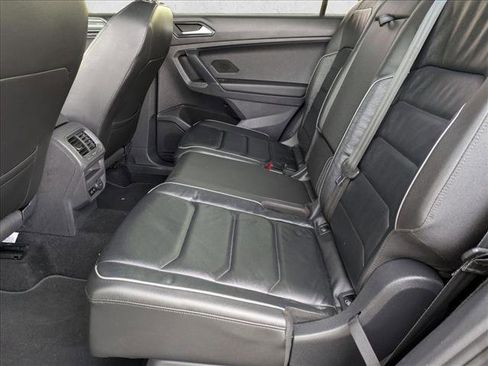 Used 2018 Volkswagen Tiguan SEL Premium image 16