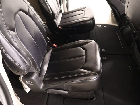Used 2023 Chrysler Pacifica Touring-L FWD image 15