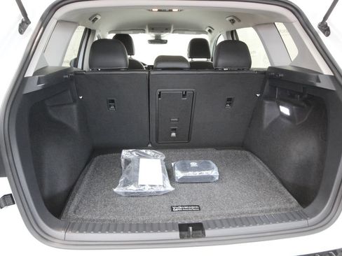 Used 2025 Volkswagen Taos SE AWD/4WD image 5