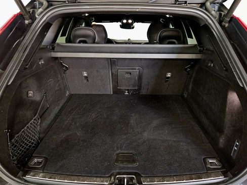 Used 2022 Volvo XC60 B5 R-Design w/ Advanced Package image 17