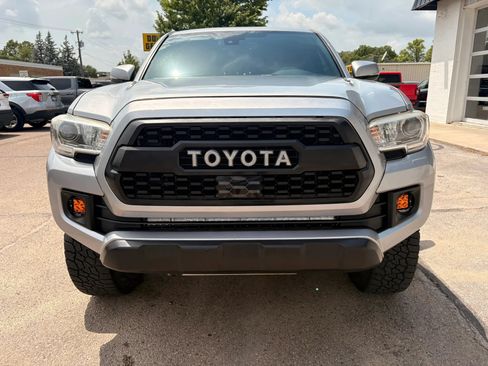 Used 2019 Toyota Tacoma TRD Off-Road w/ Technology Package AWD/4WD image 3