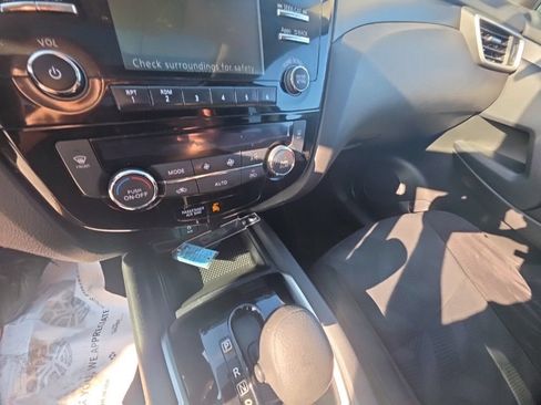 Used 2015 Nissan Rogue SV w/ SV Moonroof Package AWD/4WD image 22