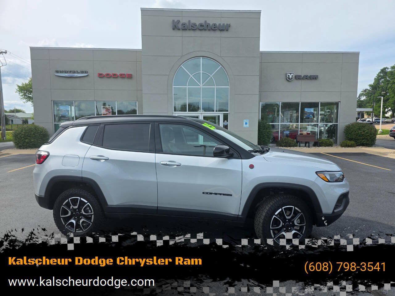 Used 2025 Jeep Compass Trailhawk w/ Trailhawk Convenience Group AWD/4WD image 1