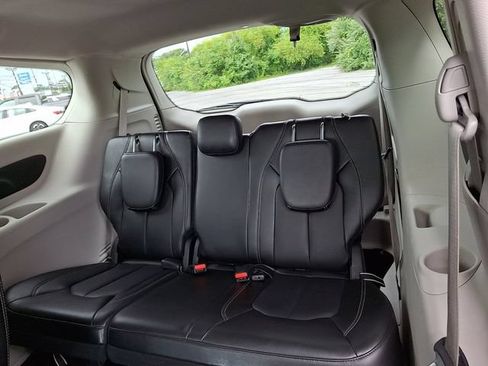 Used 2024 Chrysler Pacifica Touring-L FWD image 11