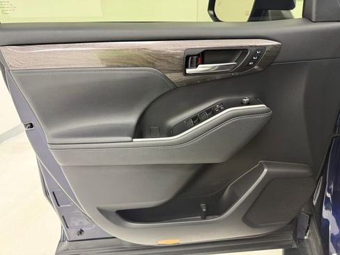Used 2021 Toyota Highlander Limited FWD image 29