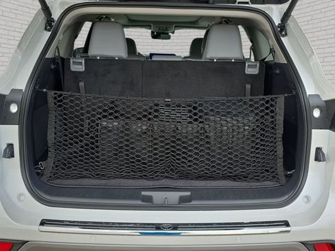 New 2026 Toyota Highlander Platinum AWD/4WD image 13