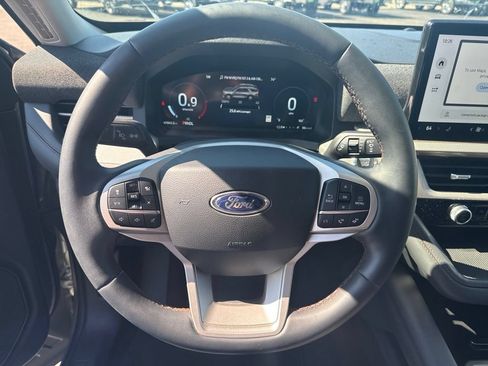 Used 2025 Ford Explorer Active AWD/4WD image 19
