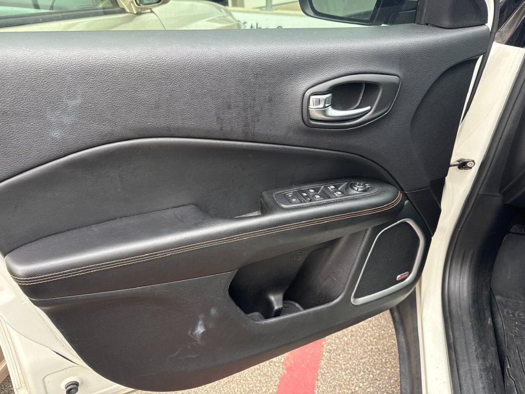 Used 2018 Jeep Compass Limited w/ Navigation Group AWD/4WD image 9