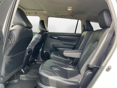 Used 2025 Toyota Highlander XLE AWD/4WD image 13