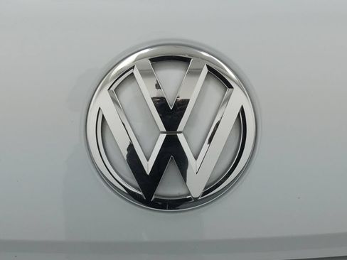 Used 2018 Volkswagen Beetle 2.0T SE FWD image 12