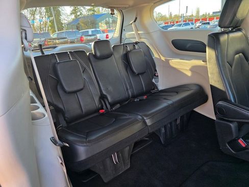 Used 2024 Chrysler Pacifica Touring-L image 23