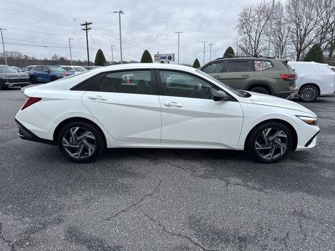 Certified 2025 Hyundai Elantra Sport image 8