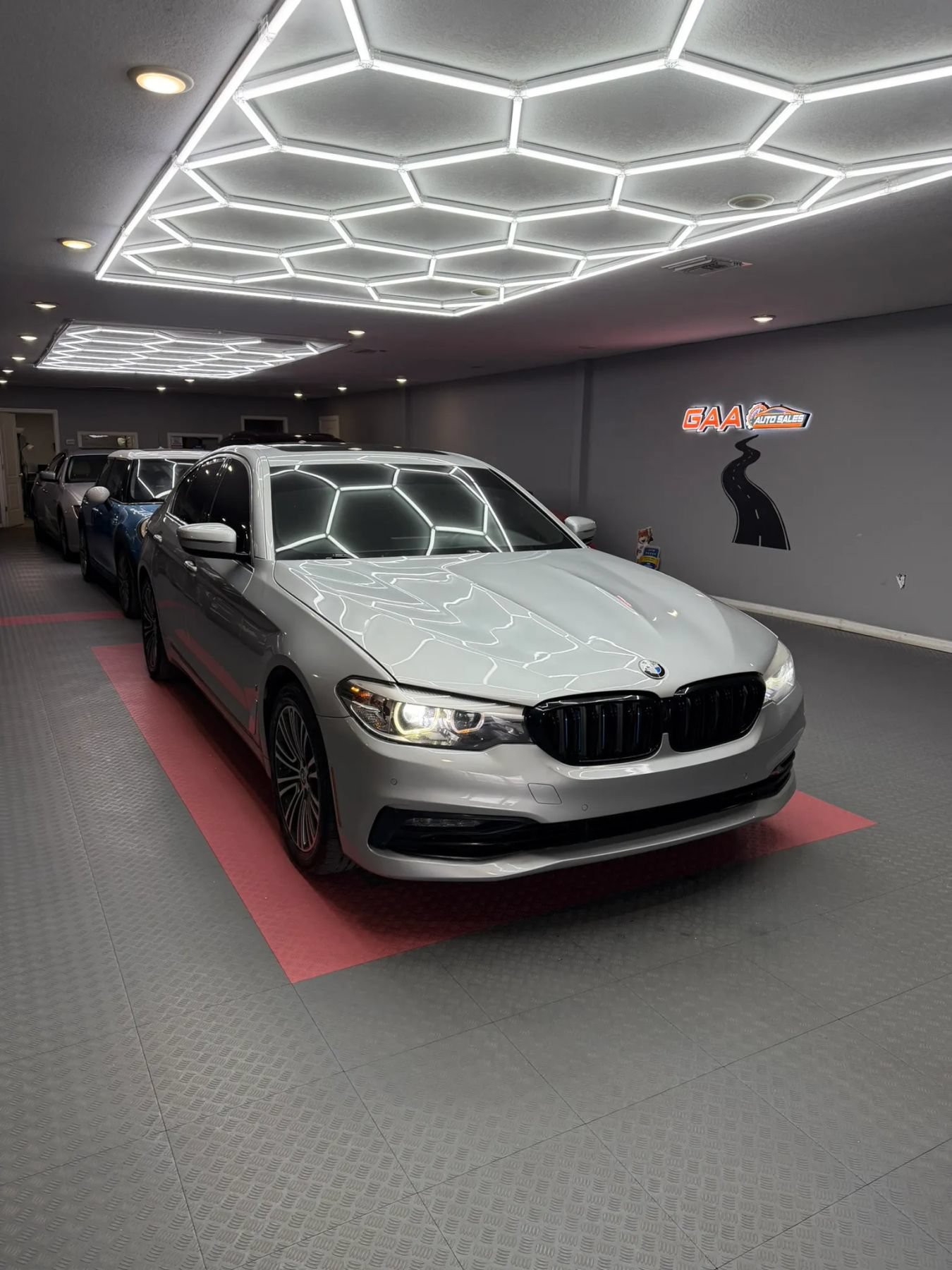 Used 2018 BMW 530e w/ Premium Package 2 RWD image 1
