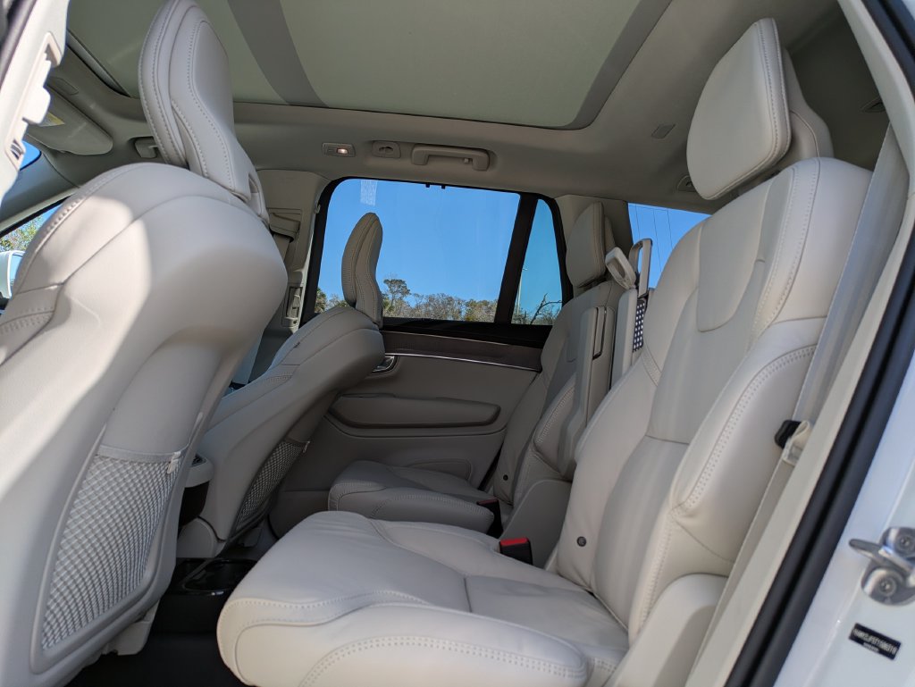 New 2026 Volvo XC90 B5 Ultra w/ Protection Package Premier AWD/4WD image 16