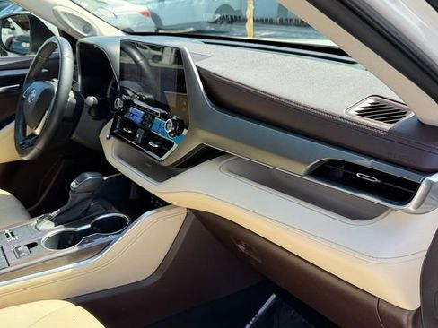 Used 2022 Toyota Highlander Limited FWD image 19