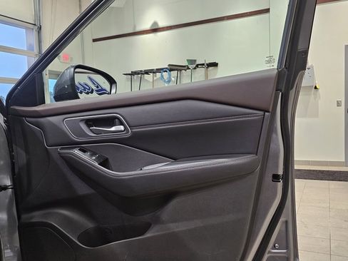 Used 2021 Nissan Rogue SV w/ Premium Package image 26