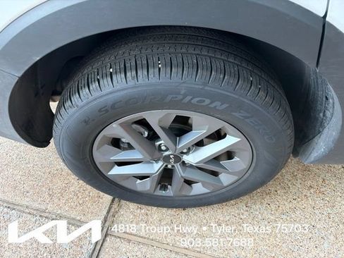 Certified 2025 Kia Telluride LX FWD image 12